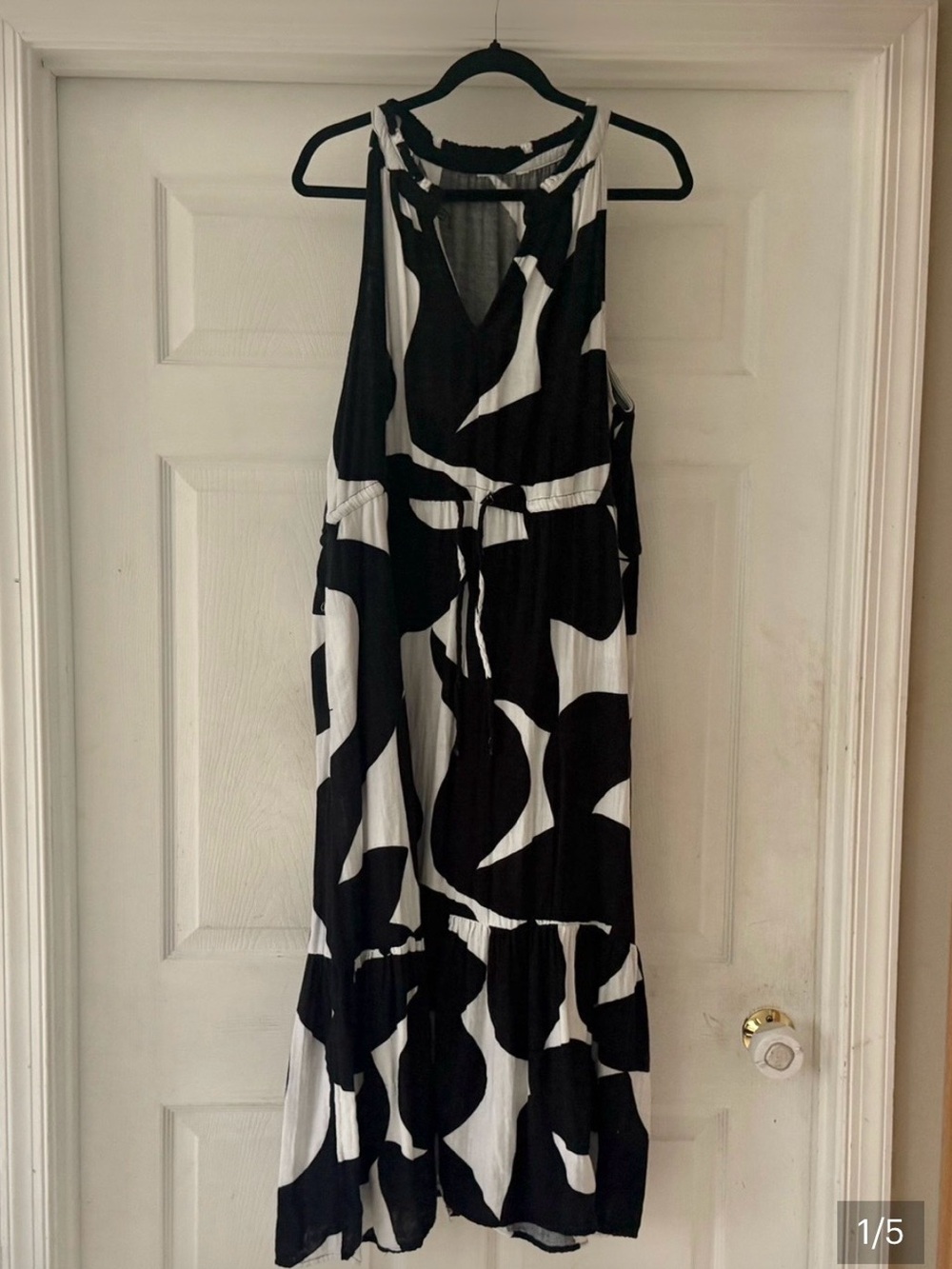 Black & White Sleeveless Maxi Dress - Classic Monochrome size M-L.. lightweight